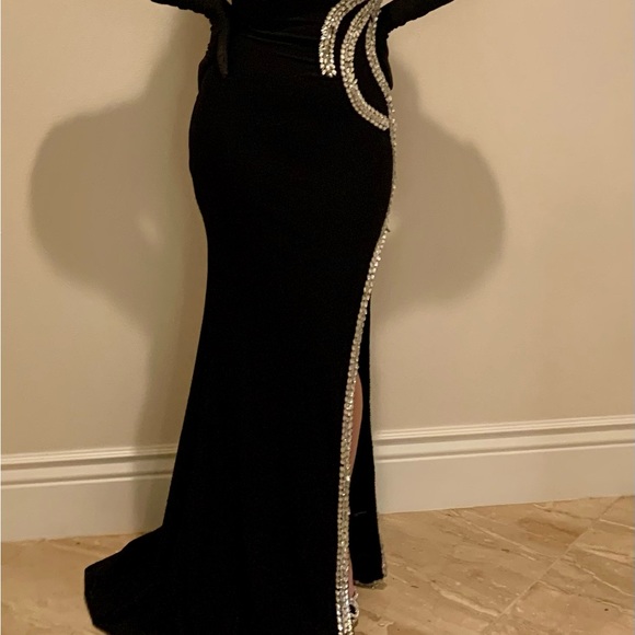 Glamorous Black Albina Dyla inspired beaded gown with gloves and choker - Picture 8 of 9